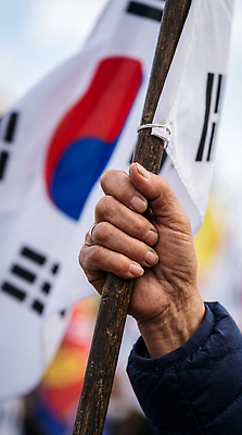 JPG 편집이미지 손 문화 한국 깃발 사회 국기 태극기 민주주의 광복절 시위 집회 의료성형뷰티 편집실사 AI인물포토 AI콘텐츠 아시아 신체부위 공휴일 국경일 CG 공동체 파일형식 AI포토 기념일 나라 사람 이벤트