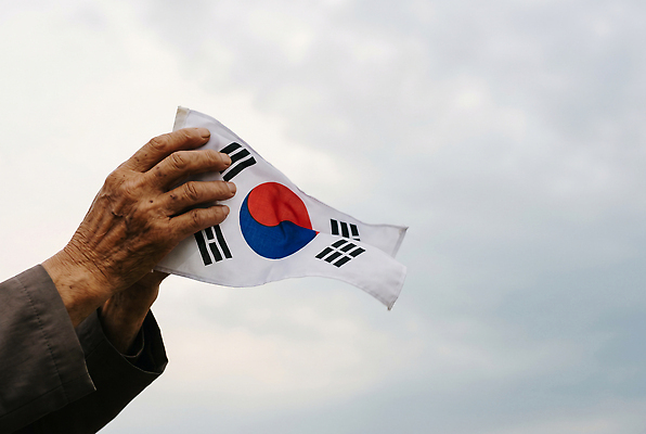 JPG 편집이미지 전통 손 기념일 노년 문화 하늘 바람 한국 풍경 국기 태극기 광복절 의료성형뷰티 편집실사 AI인물포토 AI콘텐츠 자연요소 아시아 날씨 이벤트 성인 신체부위 공휴일 국경일 CG 파일형식 AI포토 나라 사람