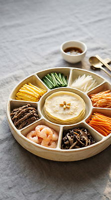 JPG 편집이미지 한국전통 한식 재료 젓가락 새우 한국 요리 식사 버섯 당근 전통음식 맛 무 해산물 부추 건강식 지단 구절판 소불고기 편집실사 AI포토 AI콘텐츠 전통 아시아 음식 컨셉 채소 뿌리채소 수저 갑각류 고명 CG 불고기 파일형식 동물 식기 나라