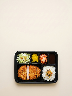 JPG 편집이미지 음식 밥 반찬 김치 식사 샐러드 소스 돈가스 도시락 단무지 도시락통 양배추샐러드 편집실사 AI포토 AI콘텐츠 한식 용기 양념 커틀릿 CG 파일형식 그릇 식기