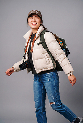JPG 편집이미지 옷 여자 패션 스튜디오 표정 미소 캐주얼 걷기 카메라 촬영 가을 청바지 스웨터 백팩 의료성형뷰티 편집실사 AI인물포토 AI콘텐츠 계절 상의 가방 바지 모션 사람 전자제품 CG 파일형식 AI포토 잡화 하의
