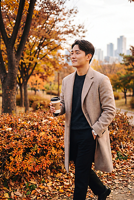 JPG 나무 편집이미지 공원 남자 커피 단풍 자연 휴식 사람 풍경 걷기 가을 도시 일과 의료성형뷰티 편집실사 AI인물포토 AI콘텐츠 식물 계절 공공시설 음료 컨셉 잎 모션 CG 생태계 파일형식 AI포토 시설