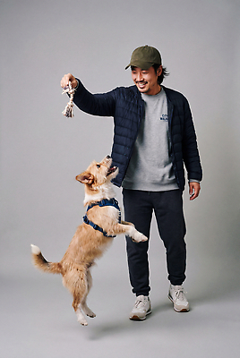 JPG 편집이미지 남자 행복 반려견 놀이 장난감 운동 산책 강아지 연습 즐거움 교감 의료성형뷰티 편집실사 AI인물포토 AI콘텐츠 감정 휴식 건강 사람 반려동물 개 CG 파일형식 AI포토 동물 컨셉 포유류