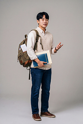 JPG 편집이미지 옷 교육 남자 남학생 대학생 상의 배낭 서기 미소 책 학습 캠퍼스라이프 가을 의료성형뷰티 편집실사 AI인물포토 AI콘텐츠 학생 라이프스타일 계절 가방 모션 표정 사람 CG 파일형식 AI포토 잡화 생활