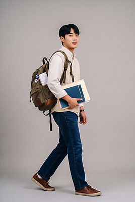 JPG 편집이미지 교육 남자 남학생 대학생 이동 배낭 책 학습 걷기 캠퍼스라이프 자료 가을 발견 의료성형뷰티 편집실사 AI인물포토 AI콘텐츠 학생 라이프스타일 계절 컨셉 가방 모션 사람 CG 파일형식 AI포토 잡화 생활