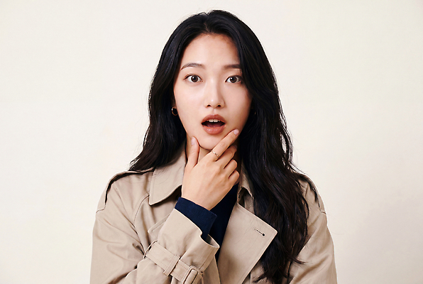 JPG 모델 편집이미지 옷 여자 패션 포즈 미소 놀람 가을 트렌치코트 베이지색 의료성형뷰티 스타일 편집실사 AI인물포토 AI콘텐츠 계절 감정 컬러 표정 사람 코트 CG 파일형식 AI포토 외투 상의