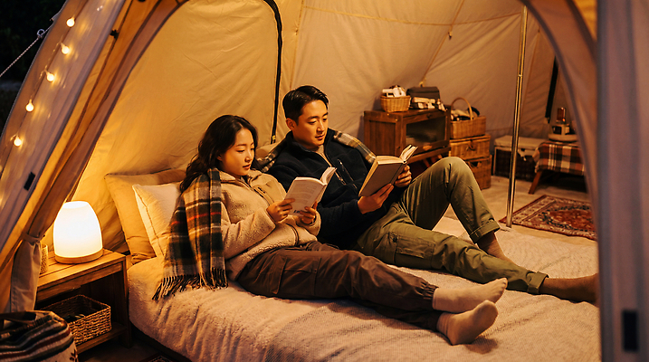 JPG 편집이미지 부부 여자 남자 조명 텐트 취미 야외 책 독서 가을 분위기 편안함 오브젝트 주말 의료성형뷰티 글램핑 안락 편집실사 AI인물포토 AI콘텐츠 커플 계절 컨셉 캠핑도구 사람 캠핑 감각 CG 파일형식 AI포토 관계 레저 도구
