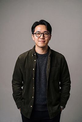 JPG 편집이미지 남자 안경 포즈 실내 표정 미소 사람 주머니 의료성형뷰티 편집실사 AI인물포토 AI콘텐츠 잡화 내부 CG 파일형식 AI포토