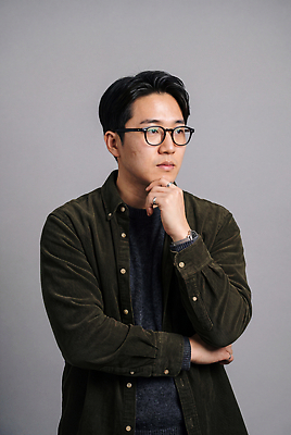 JPG 편집이미지 남자 얼굴 포즈 셔츠 생각 표정 스웨터 의료성형뷰티 편집실사 AI인물포토 AI콘텐츠 상의 사람 신체부위 CG 파일형식 AI포토 옷