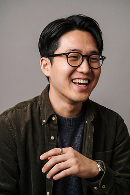 JPG 편집이미지 남자 안경 여유 스튜디오 표정 웃음 사람 머리 즐거움 의료성형뷰티 편집실사 AI인물포토 AI콘텐츠 잡화 감정 신체부위 CG 파일형식 AI포토