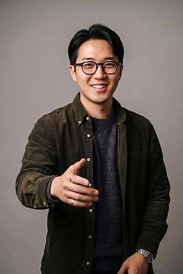 JPG 편집이미지 옷 남자 포즈 친절 실내 대화 미소 웃음 사람 소통 의료성형뷰티 편집실사 AI인물포토 AI콘텐츠 컨셉 표정 말하기 내부 CG 파일형식 AI포토 모션
