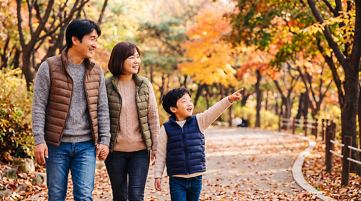 JPG 편집이미지 부부 공원 여자 남자 어린이 가족 단풍나무 나뭇잎 대화 웃음 풍경 소년 걷기 손잡기 산책 가을 패딩조끼 의료성형뷰티 편집실사 AI인물포토 AI콘텐츠 나무 커플 계절 공공시설 단풍 잎 관계 모션 휴식 표정 말하기 사람 조끼 CG 패딩 파일형식 AI포토 식물 컨셉 점퍼 외투 시설 상의 옷