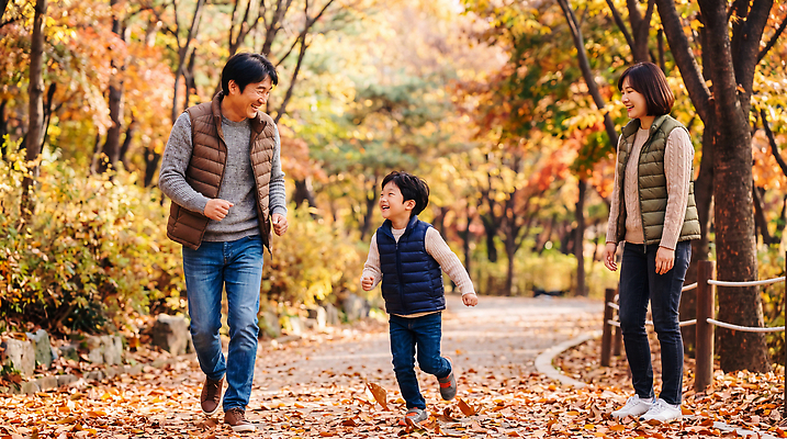 JPG 편집이미지 공원 여자 남자 어린이 가족 자연 단풍나무 나뭇잎 풍경 소년 부모 달리기 걷기 산책 가을 즐거움 오후 패딩조끼 의료성형뷰티 편집실사 AI인물포토 AI콘텐츠 나무 계절 공공시설 감정 단풍 잎 관계 모션 휴식 사람 조끼 CG 생태계 패딩 파일형식 AI포토 식물 컨셉 점퍼 외투 시설 상의 옷