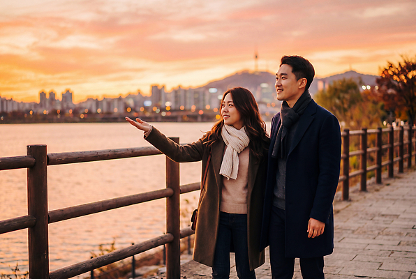 JPG 편집이미지 손 부부 여자 남자 데이트 하늘 함께함 사랑 풍경 강 일몰 산책 로맨틱 도시 저녁 한강 방문 의료성형뷰티 편집실사 AI인물포토 AI콘텐츠 커플 감정 컨셉 휴식 서울 사람 신체부위 노을 밤 야간 CG 랜드마크 파일형식 AI포토 자연요소 관계 한국 아시아 나라