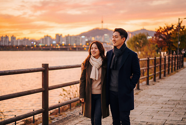 JPG 나무 편집이미지 부부 여자 남자 데이트 자연 거리 사랑 웃음 풍경 강 일몰 산책 로맨틱 도시 한강 의료성형뷰티 편집실사 AI인물포토 AI콘텐츠 식물 커플 감정 컨셉 휴식 서울 표정 사람 노을 CG 생태계 랜드마크 파일형식 AI포토 자연요소 관계 한국 아시아 나라