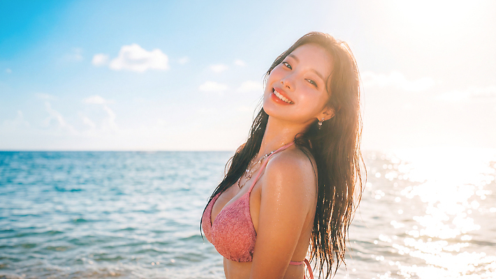 JPG 편집이미지 여자 수영복 바다 웃음 풍경 해변 물 여름 비키니 햇빛 태양 머리 피부 즐거움 해수욕 의료성형뷰티 편집실사 AI인물포토 AI콘텐츠 자연요소 옷 계절 감정 휴가 표정 사람 신체부위 빛 CG 파일형식 AI포토