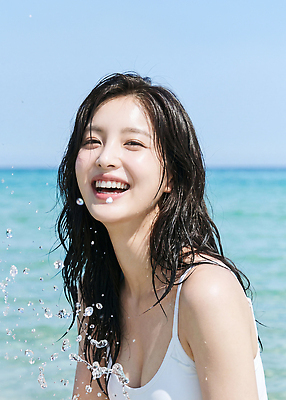 JPG 편집이미지 여자 수영복 바다 하늘 표정 웃음 해변 물 여름 머리 젖음 즐거움 의료성형뷰티 편집실사 AI인물포토 AI콘텐츠 자연요소 옷 계절 감정 사람 신체부위 CG 파일형식 AI포토