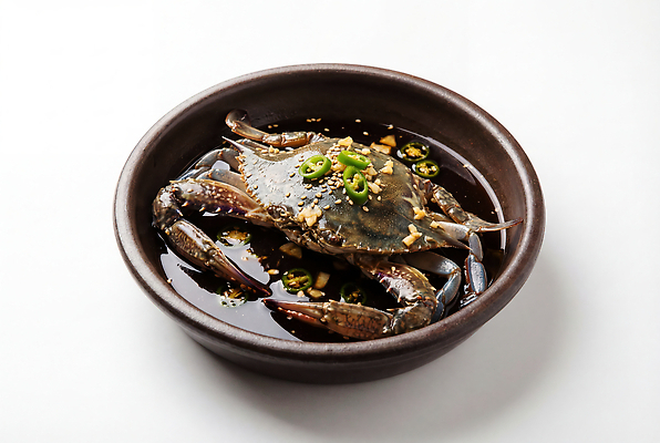 JPG 편집이미지 음식 재료 고추 반찬 한국 마늘 요리 식사 게 맛 저녁 해산물 간장 게장 편집실사 AI포토 AI콘텐츠 아시아 한식 컨셉 채소 갑각류 양념 밤 야간 CG 게요리 파일형식 자연요소 동물 나라
