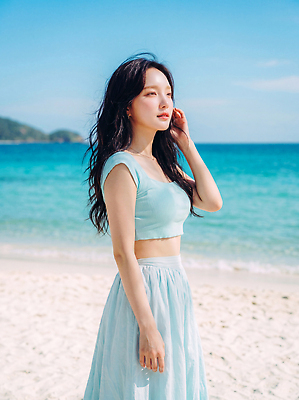 JPG 편집이미지 여자 모래 바다 여행 하늘색 자연 하늘 바람 해변 여름 산책 자유 의료성형뷰티 편집실사 AI인물포토 AI콘텐츠 자연요소 계절 컨셉 날씨 휴식 사람 파란색 CG 생태계 파일형식 AI포토 컬러