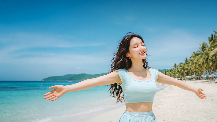 JPG 나무 편집이미지 바다 여행 하늘색 자연 하늘 바람 웃음 사람 풍경 해변 여름 자유 의료성형뷰티 편집실사 AI인물포토 AI콘텐츠 자연요소 식물 계절 컨셉 날씨 표정 파란색 CG 생태계 파일형식 AI포토 컬러