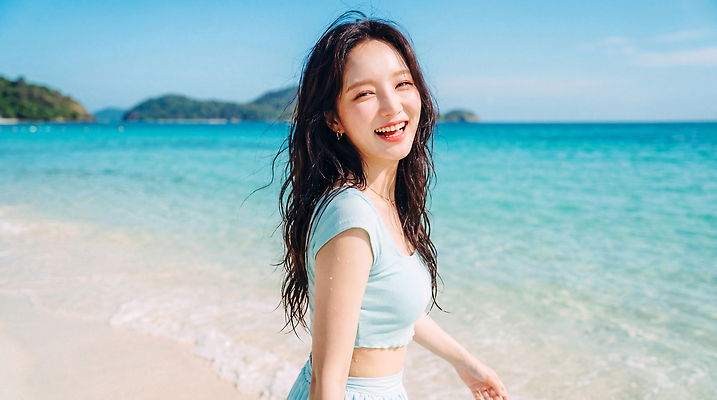 JPG 편집이미지 여자 파도 바다 여행 하늘색 자연 바람 산 웃음 해변 물 여름 걷기 산책 의료성형뷰티 편집실사 AI인물포토 AI콘텐츠 자연요소 계절 모션 날씨 휴식 표정 사람 파란색 CG 생태계 파일형식 AI포토 컬러 컨셉