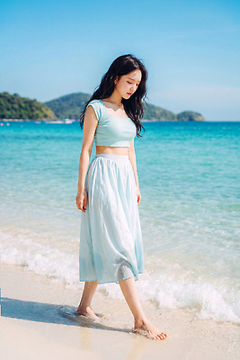JPG 편집이미지 옷 여자 파도 바다 섬 여행 하늘색 하늘 바람 해변 물 여름 걷기 맑음 의료성형뷰티 편집실사 AI인물포토 AI콘텐츠 자연요소 계절 모션 날씨 사람 파란색 CG 파일형식 AI포토 컬러