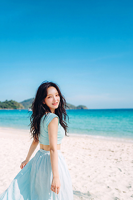 JPG 편집이미지 드레스 여자 모래 여행 하늘색 자연 바람 웃음 해변 여름 자유 즐거움 의료성형뷰티 편집실사 AI인물포토 AI콘텐츠 자연요소 옷 계절 감정 바다 컨셉 날씨 표정 사람 파란색 CG 생태계 파일형식 AI포토 컬러