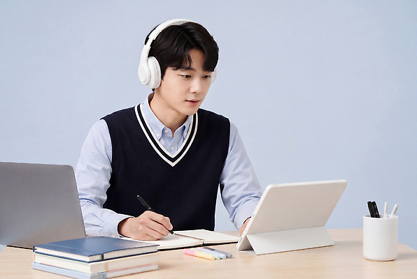 JPG 편집이미지 학생 교복 남학생 실험 노트북 학습 태블릿 필기구 자료 교양 기록 작업 집중 책상 신학기 온라인강의 의료성형뷰티 편집실사 AI인물포토 AI콘텐츠 옷 교육 남자 가구 컨셉 문구용품 전자제품 스마트기기 강의 CG 파일형식 언택트 AI포토 생활용품 사람 오브젝트