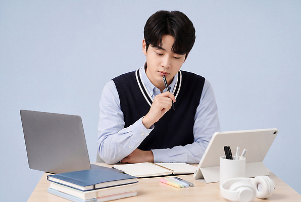 JPG 편집이미지 디자인 남자 교복 생각 일상 책 노트북 학습 태블릿 펜 공책 메모지 집중 책상 신학기 의료성형뷰티 편집실사 AI인물포토 AI콘텐츠 옷 교육 가구 컨셉 문구용품 사람 라이프 전자제품 스마트기기 필기구 사무용품 CG 파일형식 AI포토 생활용품 생활 오브젝트