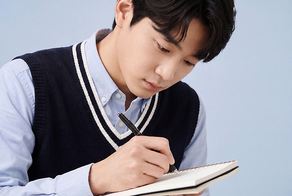 JPG 편집이미지 문자 옷 교복 셔츠 소년 학습 펜 공책 기록 조끼 작업 집중 신학기 의료성형뷰티 편집실사 AI인물포토 AI콘텐츠 교육 남자 어린이 컨셉 상의 문구용품 필기구 외투 CG 파일형식 AI포토 사람 오브젝트