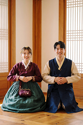 JPG 편집이미지 전통 명절 기념일 문화 한국 앉기 이벤트 치마 전통의상 한복 저고리 의료성형뷰티 편집실사 AI인물포토 AI콘텐츠 한국전통 아시아 모션 하의 CG 파일형식 AI포토 옷 나라