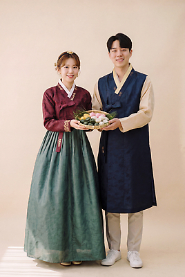 JPG 편집이미지 전통 여자 명절 기념일 남자 문화 가족 기념 한국 쟁반 사람 한복 송편 의료성형뷰티 편집실사 AI인물포토 AI콘텐츠 한국전통 아시아 관계 떡 이벤트 전통의상 CG 파일형식 AI포토 나라