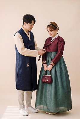 JPG 편집이미지 전통 커플 옷 여자 명절 남자 문화 한국 웃음 이벤트 촬영 한복 조화 의료성형뷰티 스타일 편집실사 AI인물포토 AI콘텐츠 한국전통 기념일 아시아 관계 표정 사람 전통의상 CG 파일형식 AI포토 나라