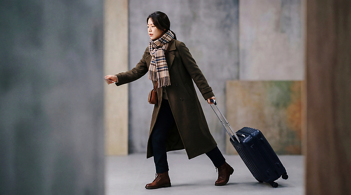 JPG 편집이미지 여자 여행 이동 가방 따뜻함 한명 목도리 코트 공항 외출 가을여행 짐가방 의료성형뷰티 편집실사 AI인물포토 AI콘텐츠 1 잡화 컨셉 교통시설 사람 외투 가을 CG 파일형식 AI포토 계절 교통 상의 시설 옷