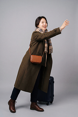 JPG 편집이미지 손 여자 여행 겨울 따뜻함 한명 웃음 캐리어 스카프 목도리 외투 코트 공항 가을여행 짐가방 의료성형뷰티 편집실사 AI인물포토 AI콘텐츠 1 잡화 계절 상의 가방 교통시설 표정 사람 신체부위 여행가방 가을 CG 파일형식 AI포토 옷 교통 시설