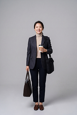 JPG 편집이미지 여자 패션 커피 서류가방 가방 비즈니스 직장 서기 정장 사무실 가을 업무 비즈니스우먼 도심 출근 카페인 의료성형뷰티 편집실사 AI인물포토 AI콘텐츠 잡화 옷 계절 음료 회사 모션 사람 도시 작업 직장인 CG 출퇴근 파일형식 AI포토 직업