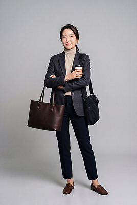 JPG 편집이미지 여자 패션 커피 가방 직장 서기 정장 일상 사무실 가을 비즈니스우먼 도심 출근 의료성형뷰티 편집실사 AI인물포토 AI콘텐츠 잡화 옷 계절 음료 회사 비즈니스 모션 사람 라이프 도시 직장인 CG 출퇴근 파일형식 AI포토 직업 생활