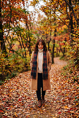 JPG 나무 편집이미지 여자 길 단풍 낙엽 자연 풍경 일상 갈색 걷기 산책 코트 가을 숲 스웨터 의료성형뷰티 편집실사 AI인물포토 AI콘텐츠 식물 계절 컬러 상의 잎 모션 휴식 사람 라이프 외투 CG 생태계 파일형식 AI포토 옷 컨셉 생활