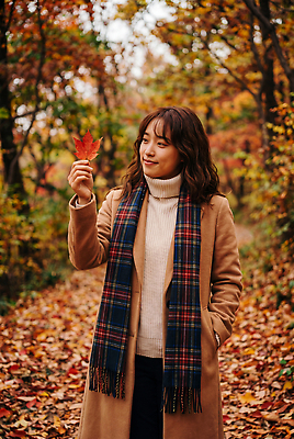 JPG 편집이미지 여자 길 단풍 자연 나뭇잎 풍경 갈색 걷기 스카프 코트 가을 숲 의료성형뷰티 편집실사 AI인물포토 AI콘텐츠 계절 컬러 잎 모션 사람 목도리 외투 CG 생태계 파일형식 AI포토 식물 잡화 상의 옷