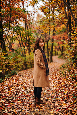 JPG 나무 편집이미지 옷 여자 길 단풍 낙엽 자연 날씨 풍경 갈색 스카프 고요 산책 코트 가을 숲 의료성형뷰티 편집실사 AI인물포토 AI콘텐츠 식물 계절 컬러 잎 휴식 사람 목도리 외투 CG 생태계 파일형식 AI포토 잡화 컨셉 상의