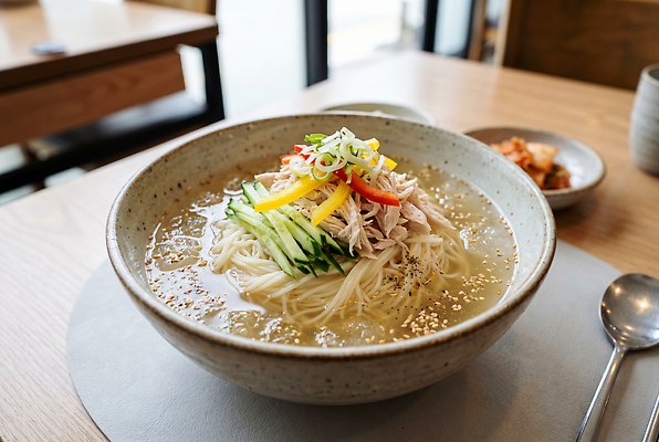 JPG 편집이미지 그릇 한식 채소 반찬 육류 여름 식당 식사 면류 맛 먹기 국물 육수 초계국수 편집실사 AI포토 AI콘텐츠 식기 계절 음식 컨셉 식재료 모션 상점 CG 국수 파일형식