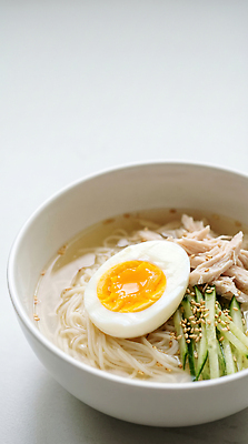 JPG 편집이미지 그릇 한식 음식 채소 재료 오이 요리 계란 식사 닭고기 국수 국물 초계국수 맛있는 편집실사 AI포토 AI콘텐츠 식기 육류 알 면류 CG 파일형식 식재료