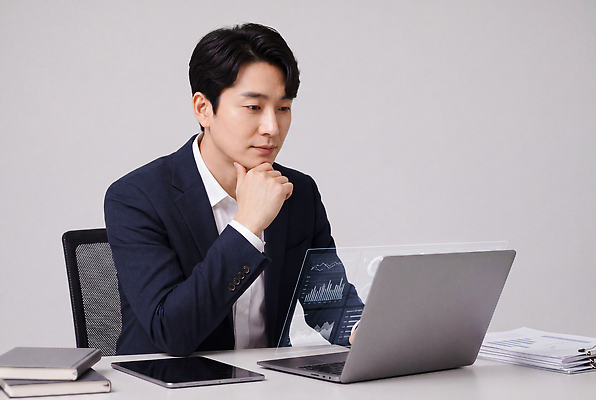 JPG 편집이미지 남자 비즈니스 직장 정장 책 노트북 컴퓨터 태블릿 사무실 자료 작업 사무 비즈니스맨 집중 분석 의료성형뷰티 편집실사 AI인물포토 AI콘텐츠 옷 컨셉 회사 사람 전자제품 스마트기기 업무 직장인 CG 파일형식 AI포토 직업