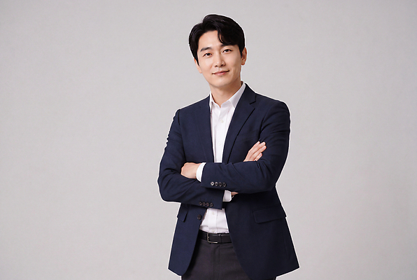 JPG 편집이미지 옷 남자 포즈 비즈니스 미소 정장 팔짱 비즈니스맨 자신감 의료성형뷰티 스타일 편집실사 AI인물포토 AI콘텐츠 감정 모션 표정 사람 직장인 CG 파일형식 AI포토 직업