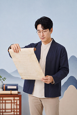 직업 교육 컨셉 모션 사람 역사 CG 파일형식 AI포토 남자 두루마리 읽기 옷 서재 문서 관심 집중 문화 학습 편집이미지 편집실사 JPG 의료성형뷰티 교사 강의 한국사 AI콘텐츠 AI인물포토