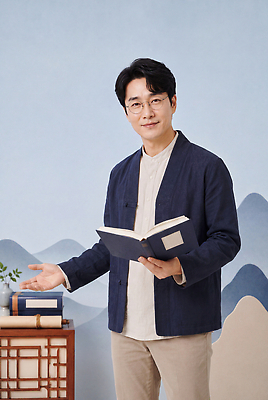 직업 모션 표정 사람 역사 CG 파일형식 AI포토 책 미소 교육 읽기 편집이미지 편집실사 JPG 의료성형뷰티 남자 교사 강의 한국사 AI콘텐츠 AI인물포토