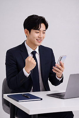 JPG 편집이미지 남자 의자 성공 직장 웃음 정장 노트북 스마트폰 컴퓨터 사무실 기쁨 구직 작업 비즈니스맨 책상 즐거움 의료성형뷰티 편집실사 AI인물포토 AI콘텐츠 옷 감정 가구 컨셉 회사 비즈니스 표정 사람 전자제품 핸드폰 스마트기기 직장인 CG 파일형식 AI포토 직업 생활용품 오브젝트