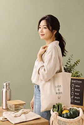 JPG 식물 편집이미지 여자 자연 생활 자연보호 상점 재활용 선택 친환경 소지품 에코백 의료성형뷰티 편집실사 AI인물포토 AI콘텐츠 컨셉 가방 사람 환경 보호 CG 오브젝트 에코 생태계 파일형식 AI포토 잡화