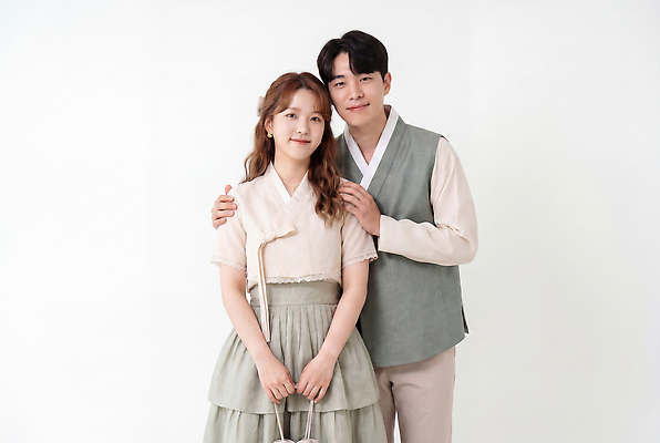 JPG 편집이미지 전통 손 여자 남자 문화 포즈 한국 사랑 미소 20대 한복 어깨 개량한복 생활한복 의료성형뷰티 편집실사 AI인물포토 AI콘텐츠 한국전통 감정 아시아 표정 사람 청년 신체부위 전통의상 CG 파일형식 AI포토 나라 성인