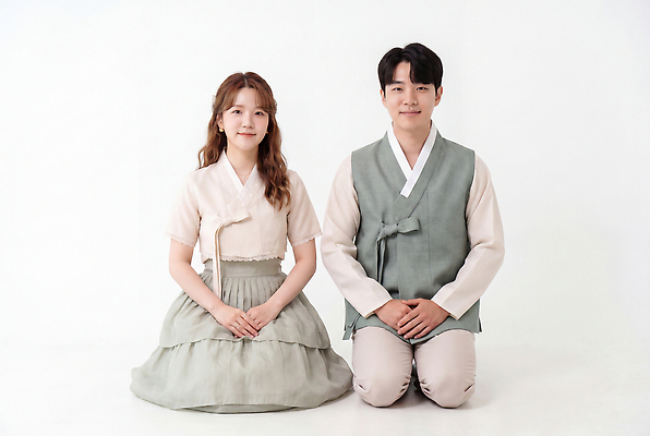 JPG 편집이미지 전통 옷 여자 남자 문화 한국 앉기 20대 앞모습 전통의상 한복 무릎 손모으기 개량한복 생활한복 의료성형뷰티 편집실사 AI인물포토 AI콘텐츠 한국전통 아시아 뷰포인트 모션 사람 손짓 청년 신체부위 CG 파일형식 AI포토 나라 성인